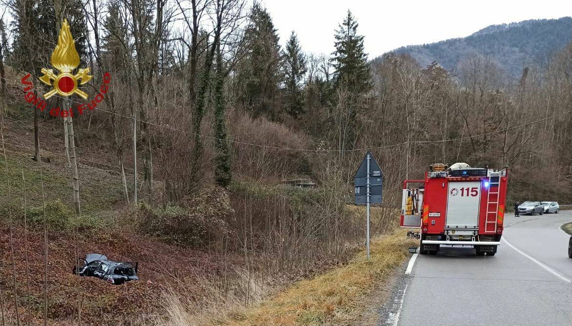 cerete, auto fuori strada vigili del fuoco