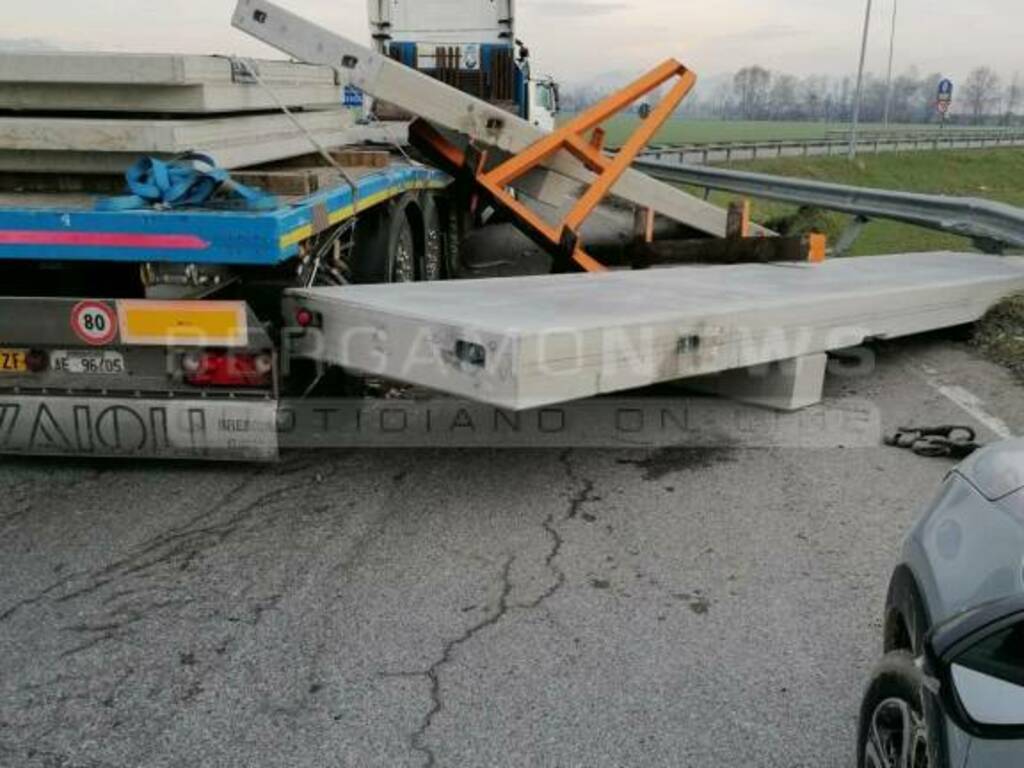 Camion perde il carico alla rotonda: interviene la Polizia locale di Spirano