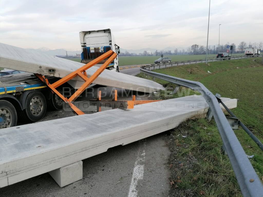 Camion perde il carico alla rotonda: interviene la Polizia locale di Spirano