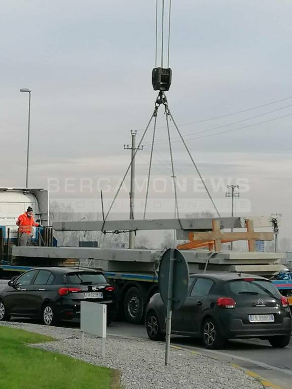 Camion perde il carico alla rotonda: interviene la Polizia locale di Spirano