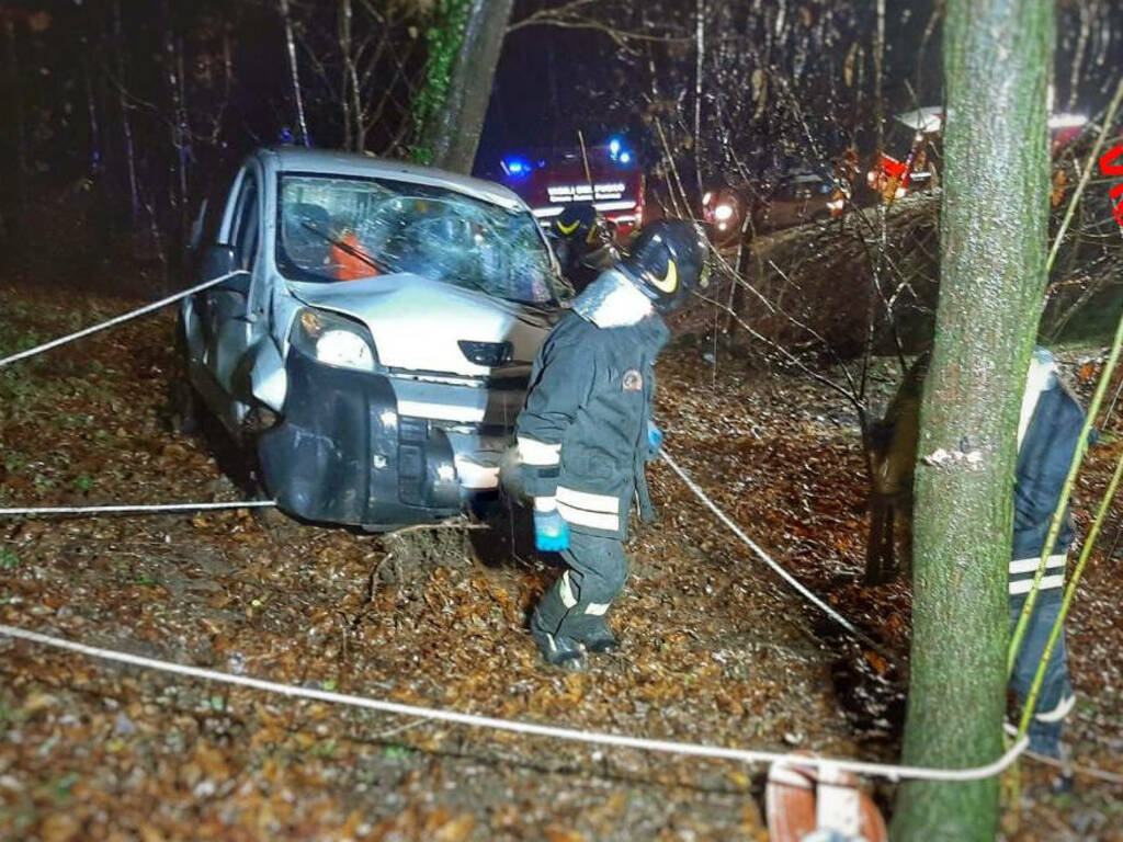 Furgoncino nel burrone a Torre de’ Busi