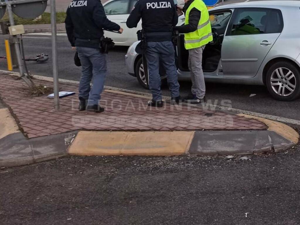 Monopattino travolto da un'auto