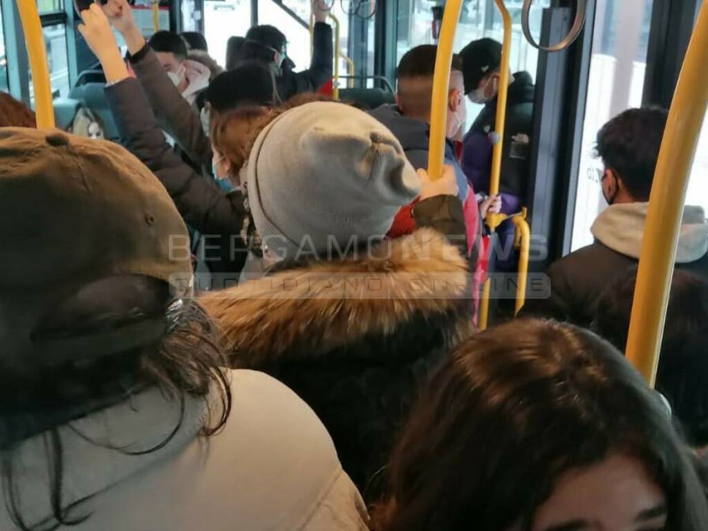 Studenti ammassati sui bus Atb