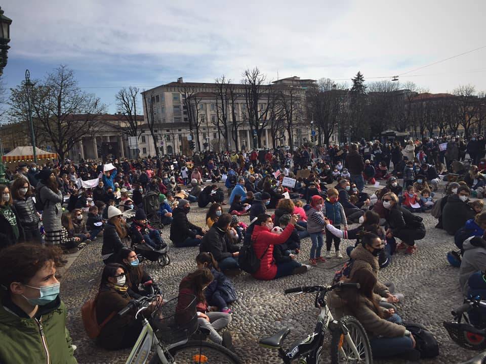 Manifestazione NO DAD a Bergamo