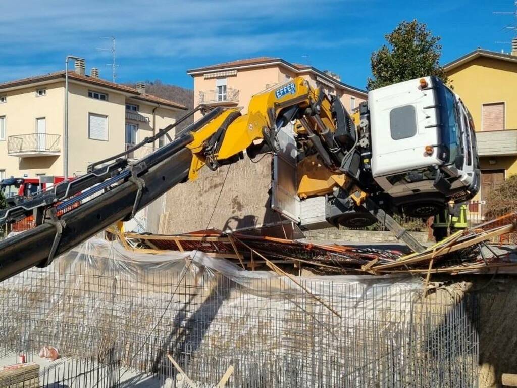 Torre Boldone, gru si ribalta all'interno di un cantiere