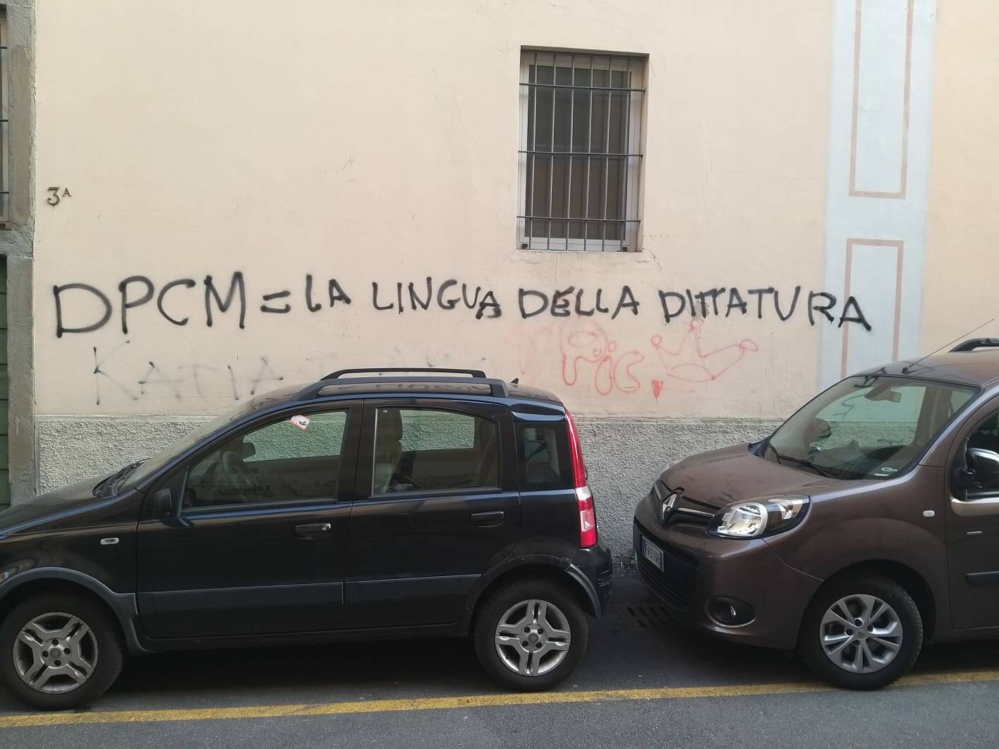 Bergamo invasa da scritte negazioniste e no vax