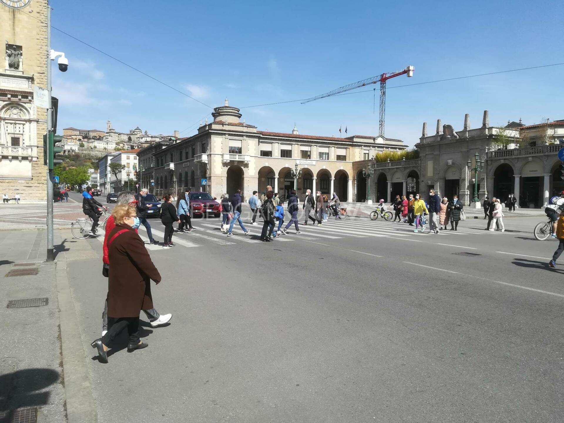 Bergamo, zona rossa ma non troppo: tanta gente in centro città