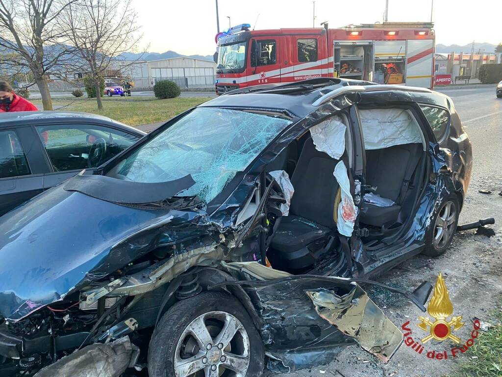 Mapello, scontro tra due auto e un camion cisterna