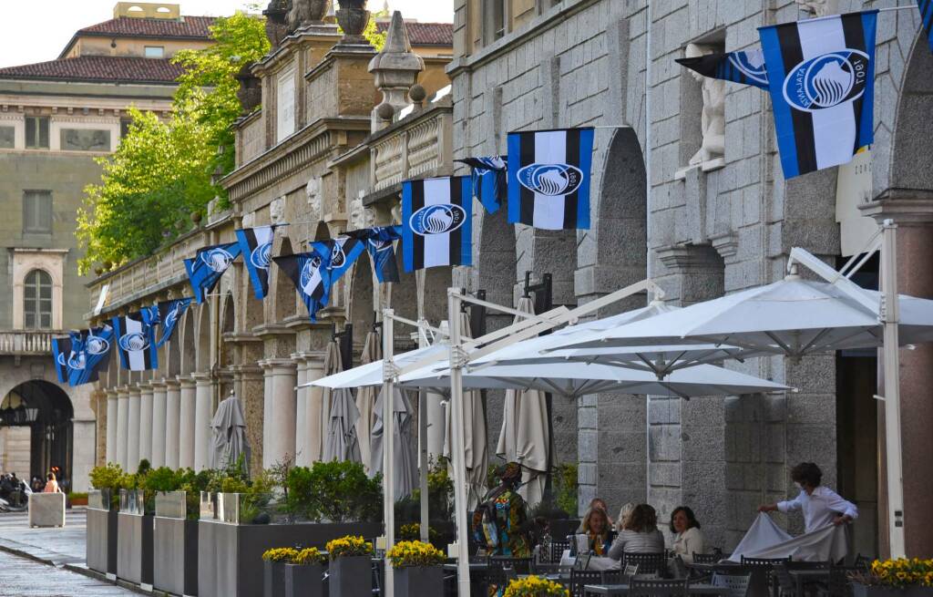 Atalanta, la città si riempie di bandierine per la finale di Coppa Italia