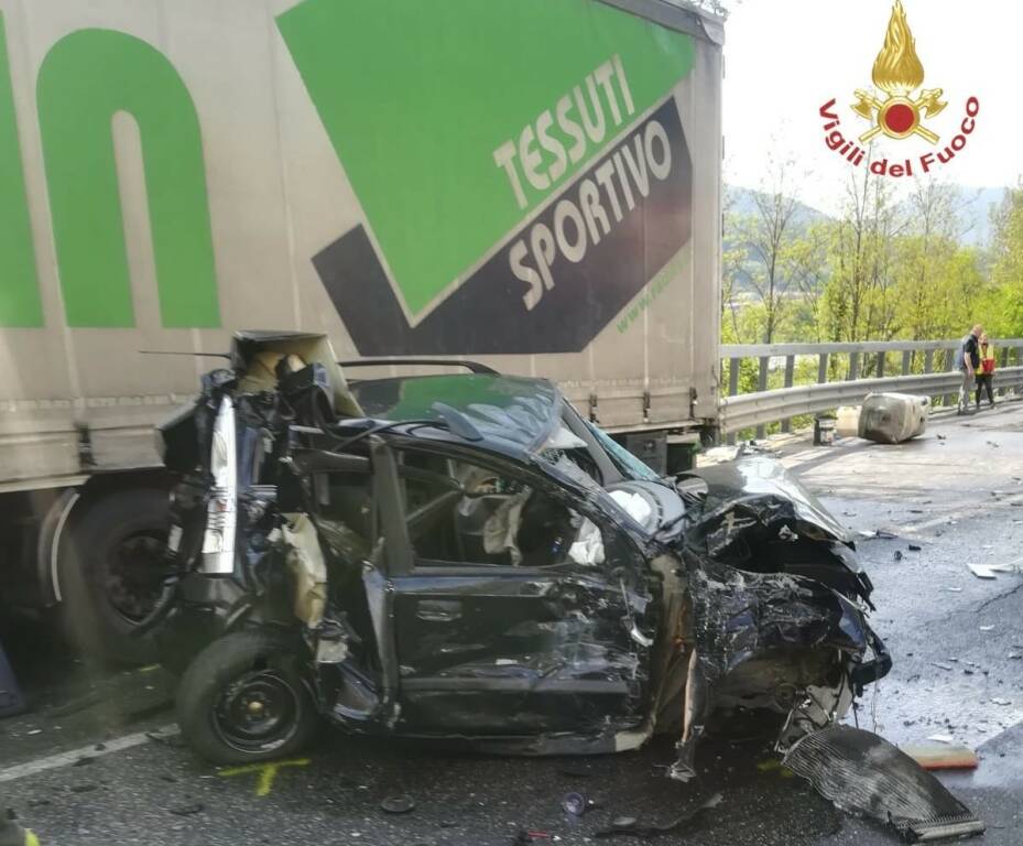 Auto tra due camion ad Albino: veicolo distrutto