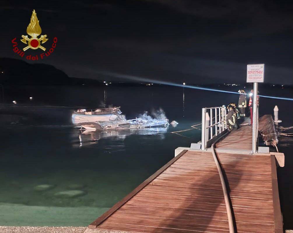 Predore, nella notte in fiamme due imbarcazioni nel lago d'Iseo