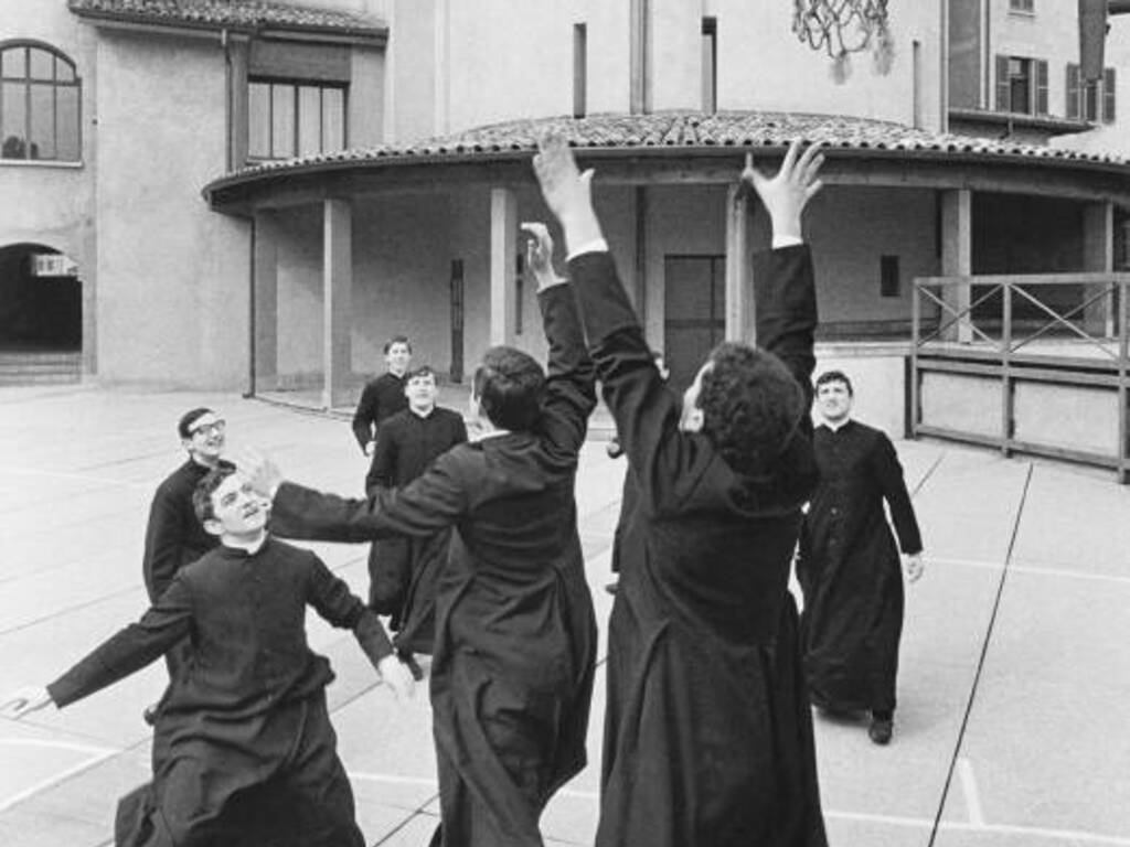 02. Pepi Merisio, Basket in Seminario, Bergamo, 1964, © Pepi Merisio - Museo delle storie di Bergamo, Archivio fotografico Sestini