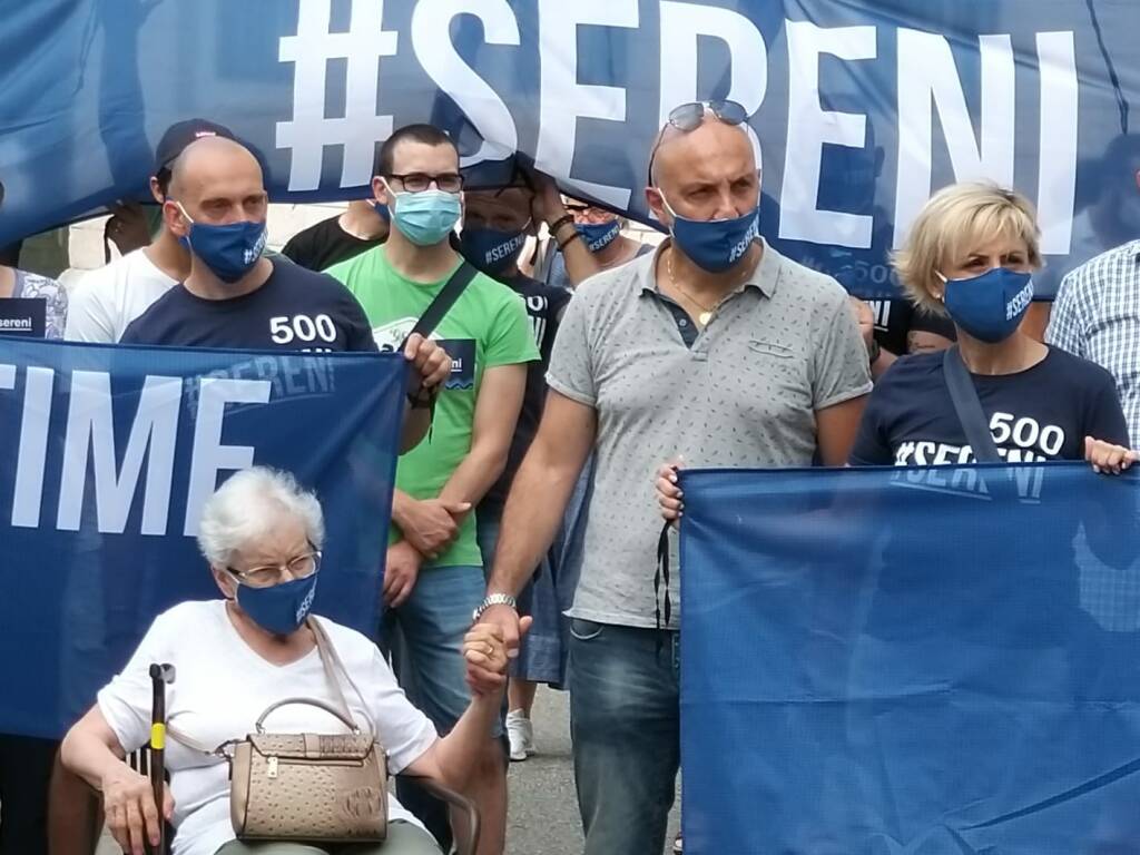 Covid, i familiari delle vittime in piazza a Bergamo