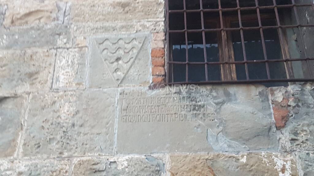 resti della stongarda di Borgo Canale stemma del podestà Filippo d'Asti