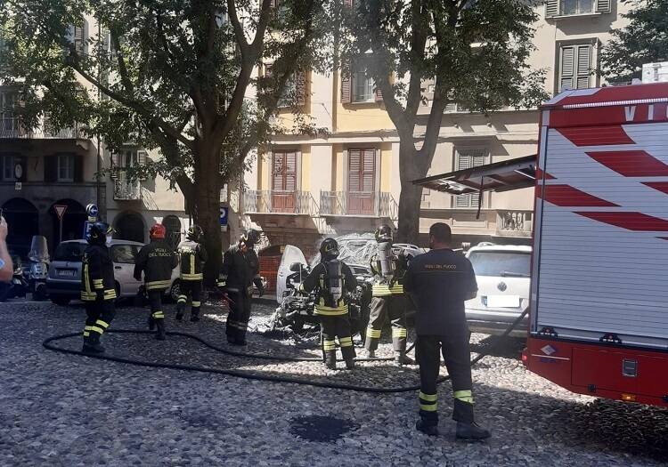 Bergamo, auto in fiamme in Città alta