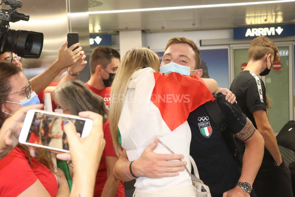 L'arrivo di Simone Consonni a Linate