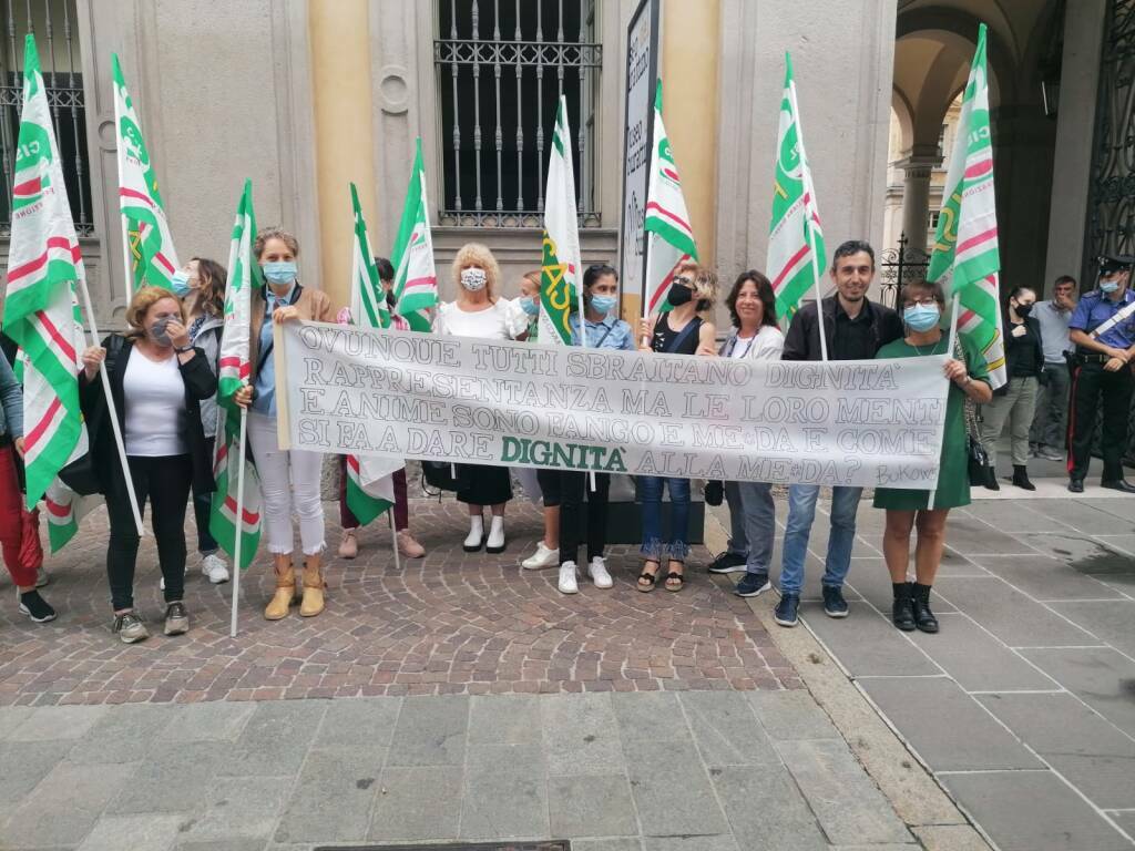 Protesta davanti alla Prefettura di Bergamo