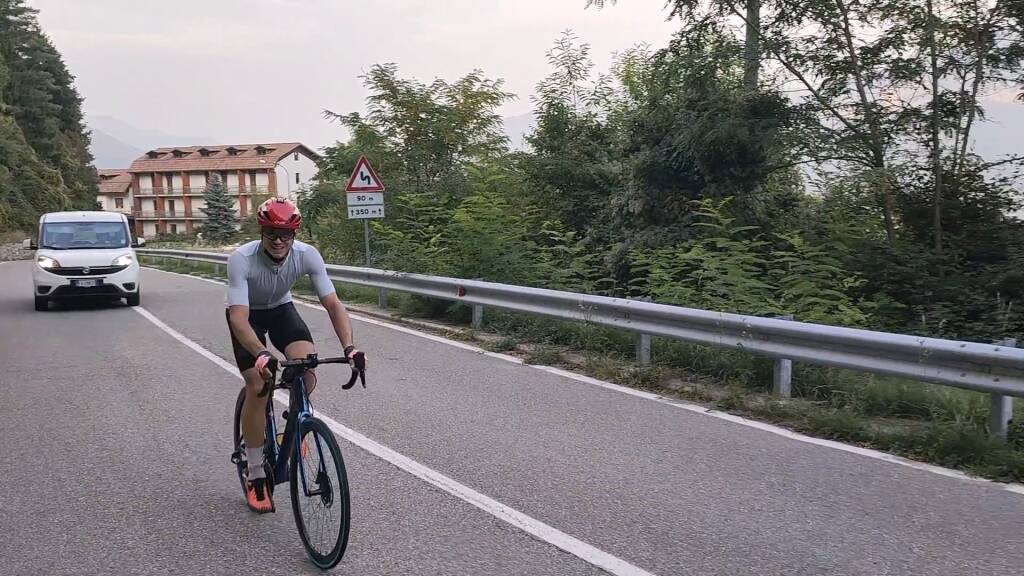 "Tra nuoto, bici e corsa 224 km con dislivello come l'Everest: la mia impresa sul lago d'Iseo"