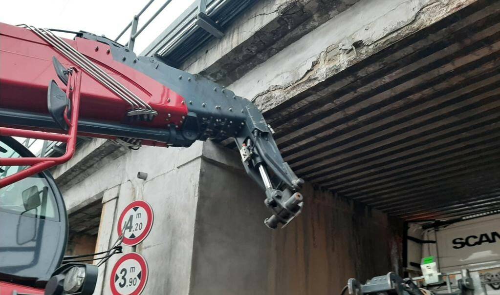 Verdello, camion si incastra e danneggia un ponte