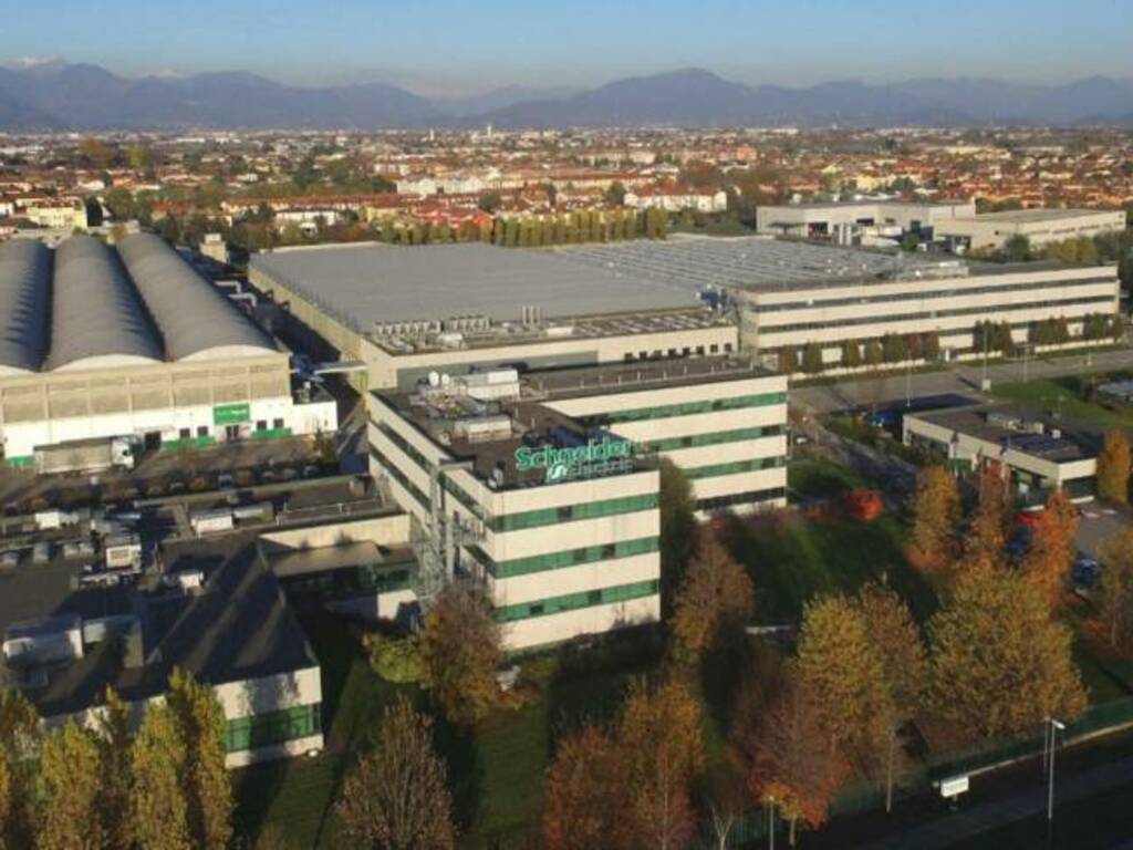 Schneider Electric: a Stezzano la produzione di un innovativo quadro  elettrico di Media Tensione - BergamoNews