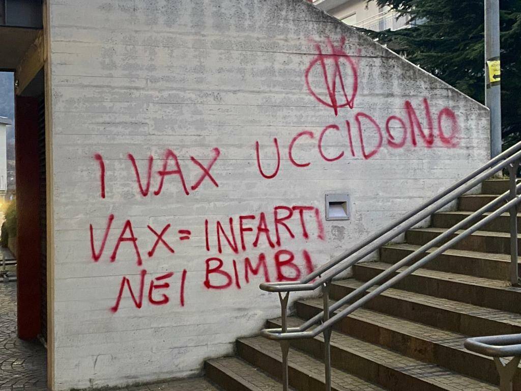 Scritte No Vax ad Albino e Clusone