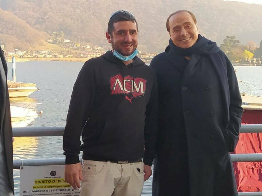 Silvio Berlusconi sul lungolago di Sarnico