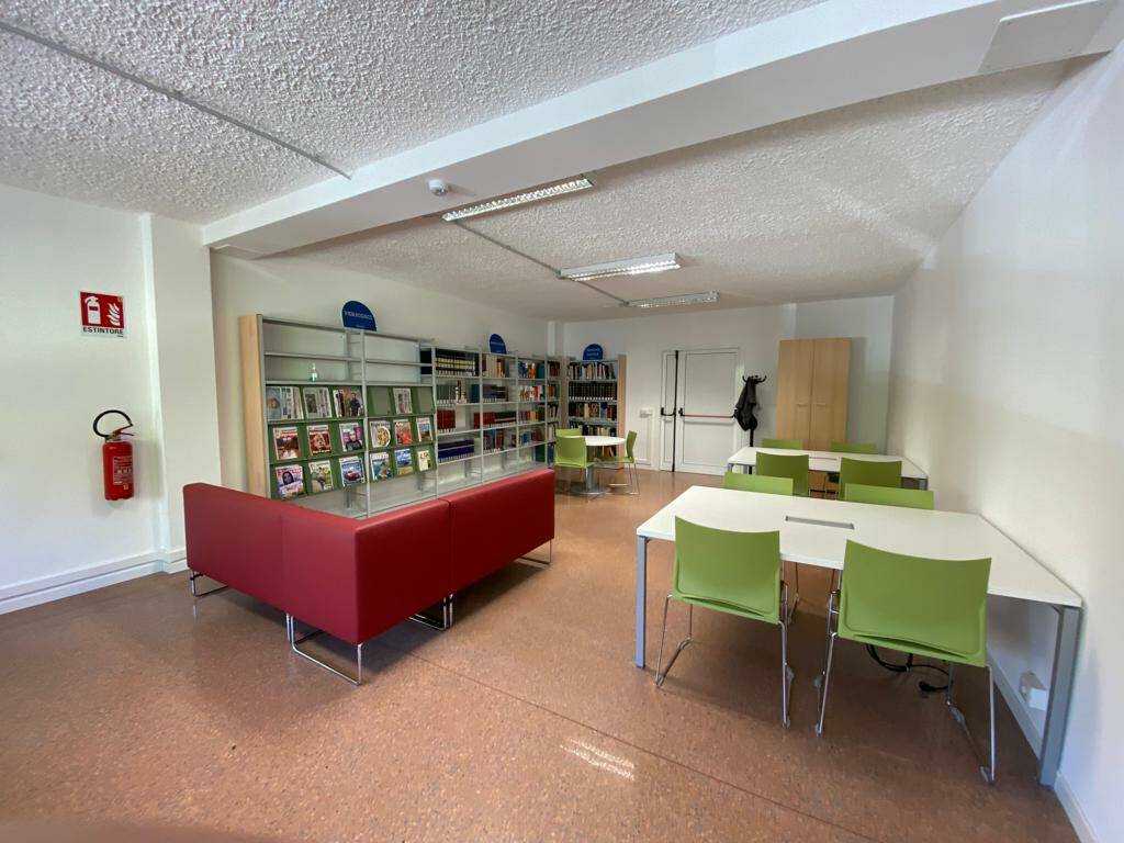 Riapre, dopo la ristrutturazione, la biblioteca di via Coghetti