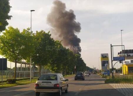 Seriate, furgone prende fuoco: colonna di fumo nero in cielo