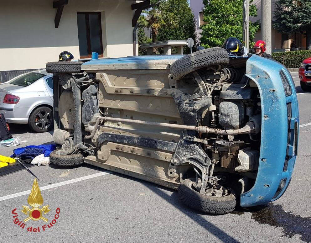 auto ribaltata a cologno