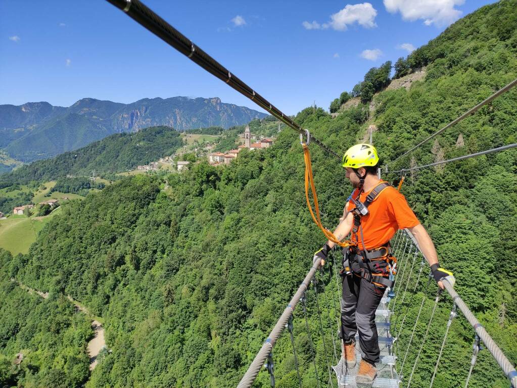 Il Ponte nel Sole, si apre il ponte tibetano a Dossena