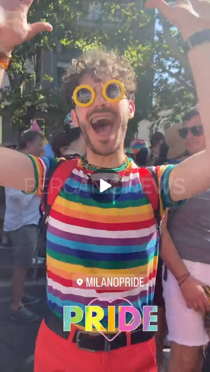 Due sacerdoti bergamaschi sfilano al Gay Pride di Milano