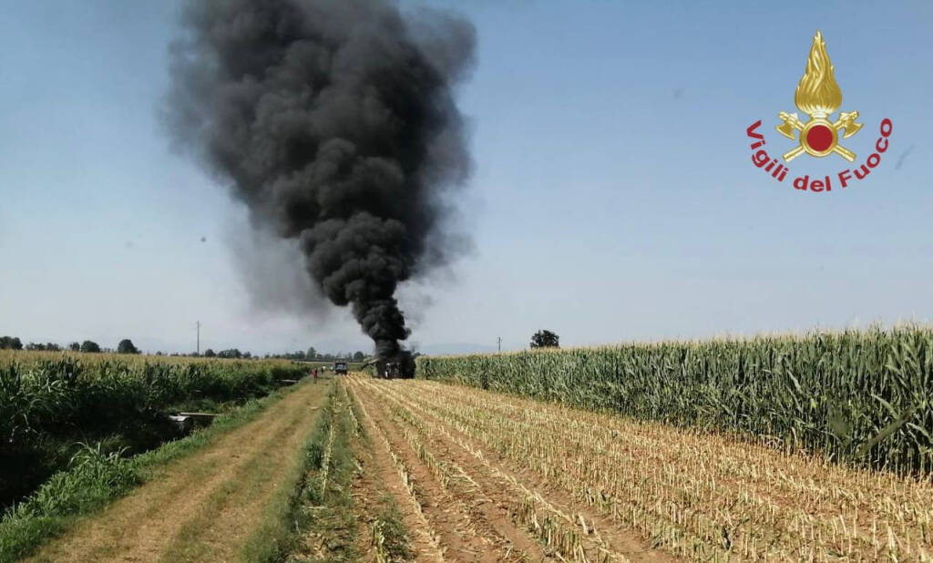 macchinario agricolo in fiamme