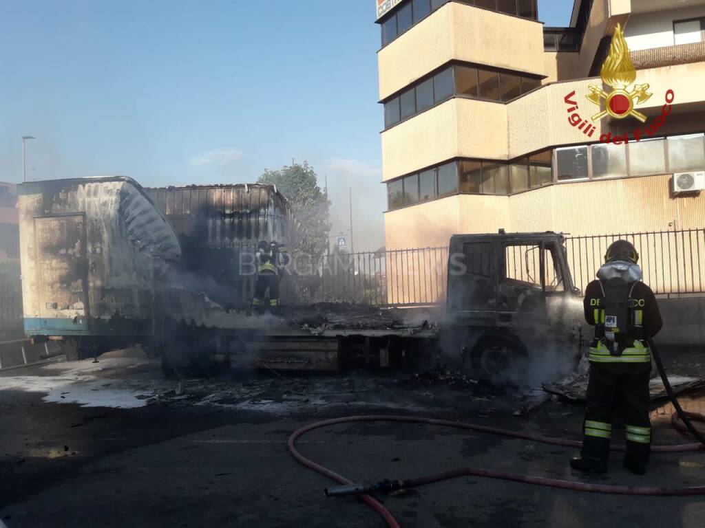 Camion in fiamme a Gorle 