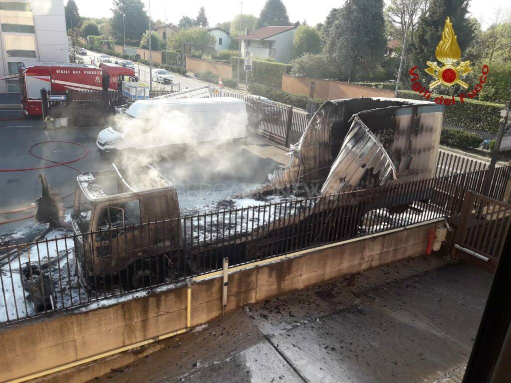 Camion in fiamme a Gorle 