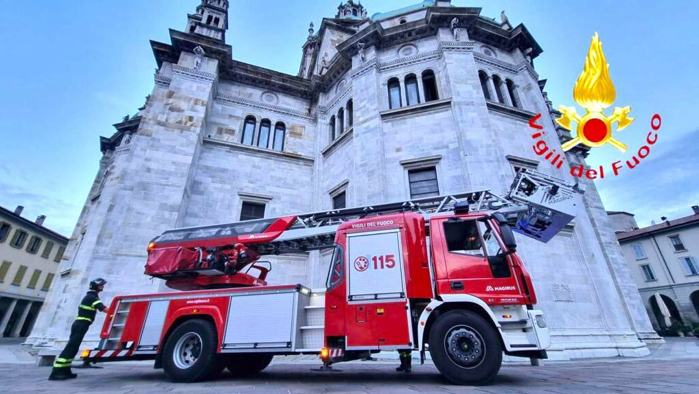 Salgono sul tetto del duomo di Como per farsi un selfie, c'è anche un bergamasco 