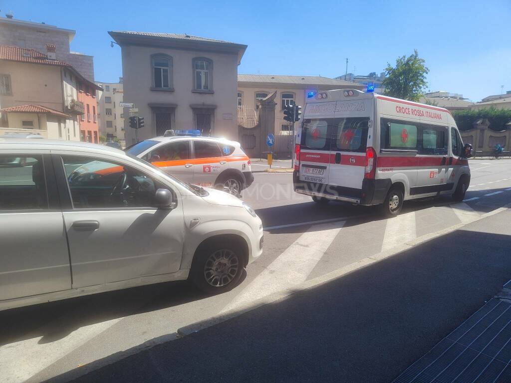 Scontro auto-moto in via Camozzi: un ferito