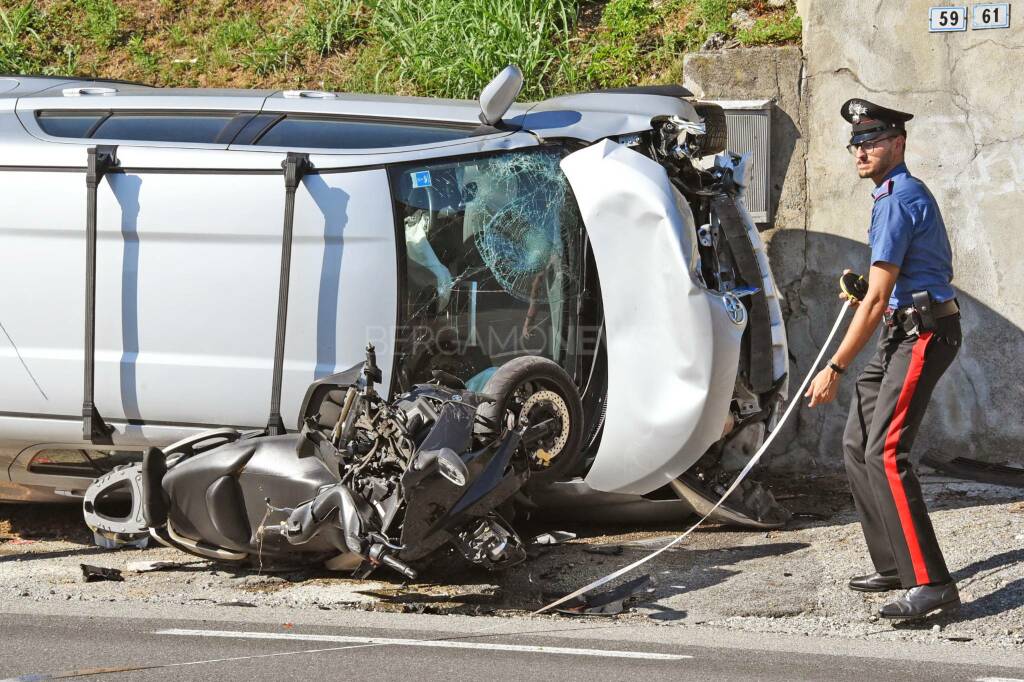 Scontro tra auto e moto ad Almè