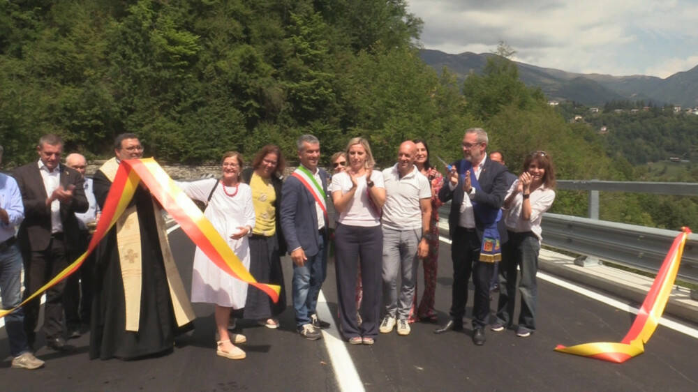 Taleggio, taglio del nastro per il nuovo ponte 