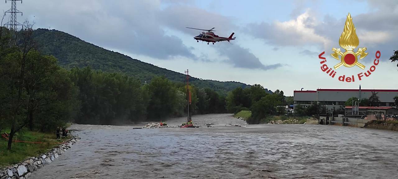 Bloccati su un isolotto in mezzo al Serio, salvati dai vigili del fuoco