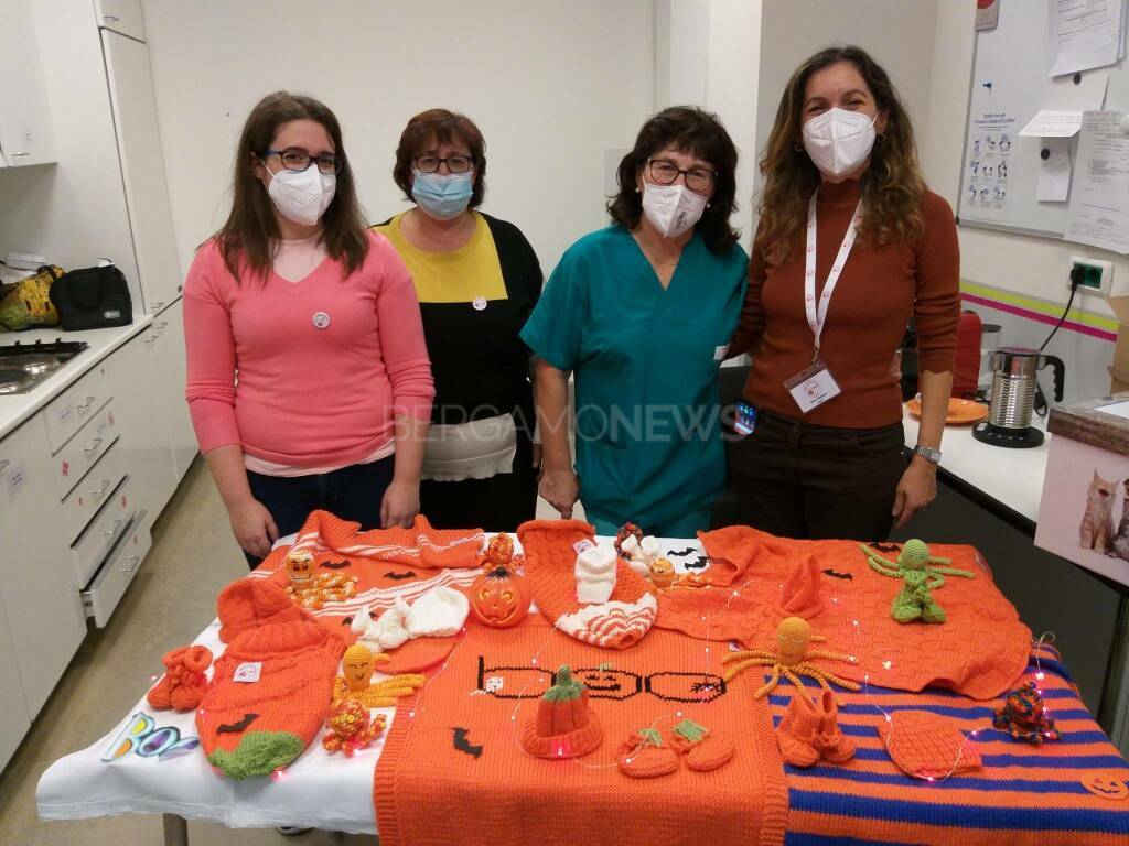 Ospedale Bolognini, i bimbi della terapia intensiva neonatale in arancione per Halloween