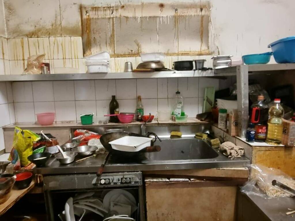 Bergamo, cucina in condizioni disastrose e materie prime avariate: denunciata titolare di un sushi