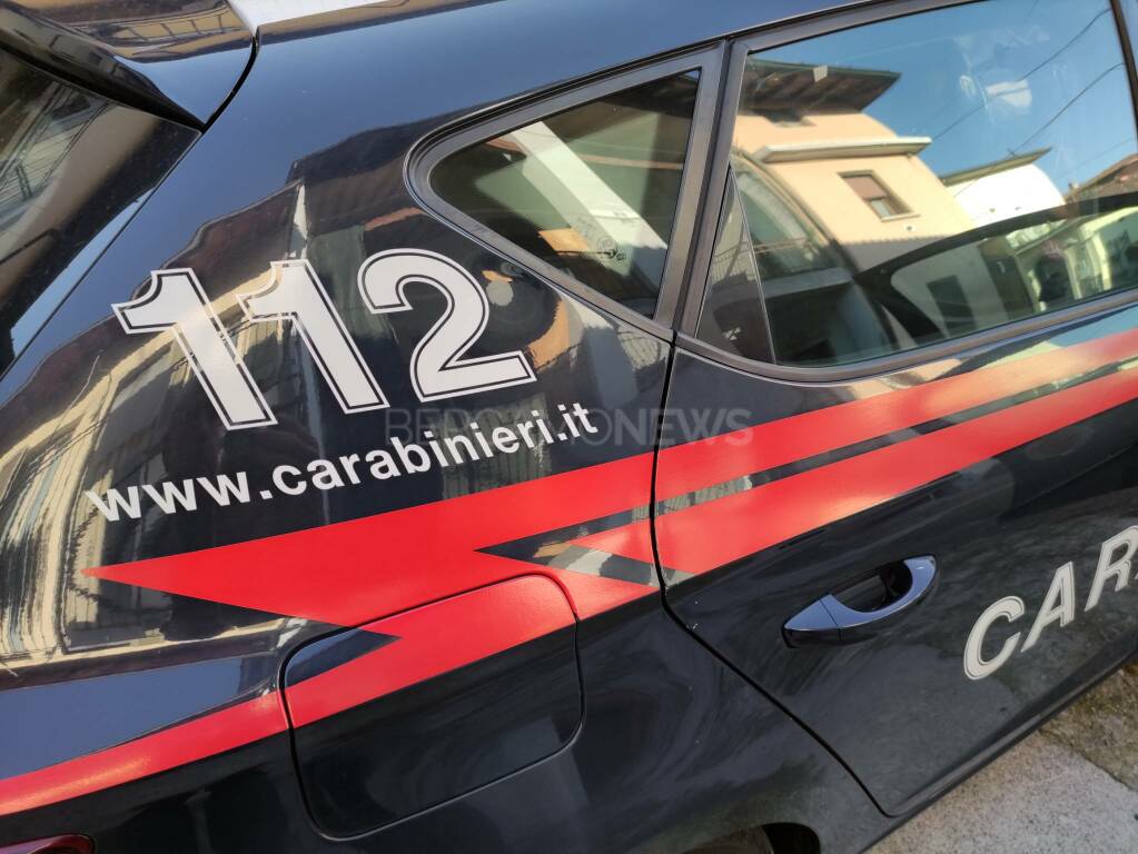 Ruba un paio di occhiali e scappa dall’uscita di sicurezza: arrestato