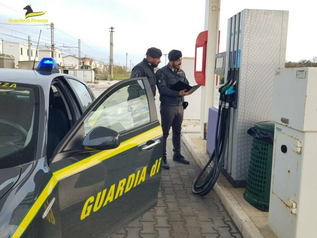 Caro carburanti, più controlli della Guardia di Finanza ai distributori -  BergamoNews