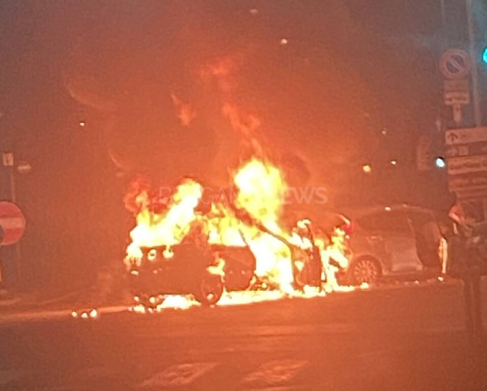 Scontro tra due auto in via Carducci: una va in fiamme