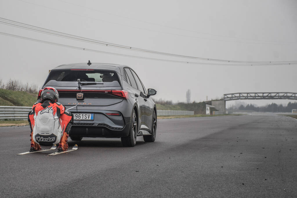 Con  59,05 km/h Valerio Boni firma il record di velocità con gli sci su asfalto al traino di un\'auto. È il suo quarto Guinness