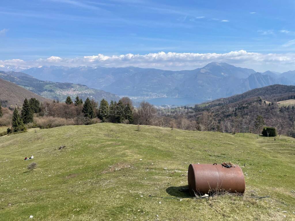 Il Monte Sparavera, una passeggiata sul lago lungo la via della Lana