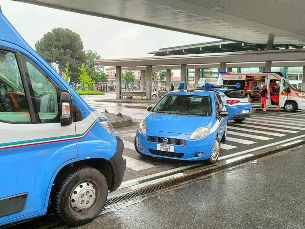 Stazione dei pullman, lite tra due ragazzi finisce a bottigliate in faccia 