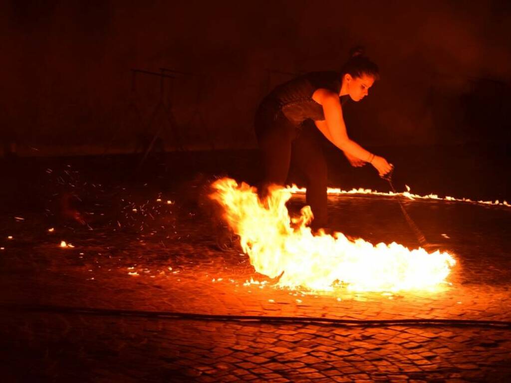 busker, artista di strada, mangiafuoco