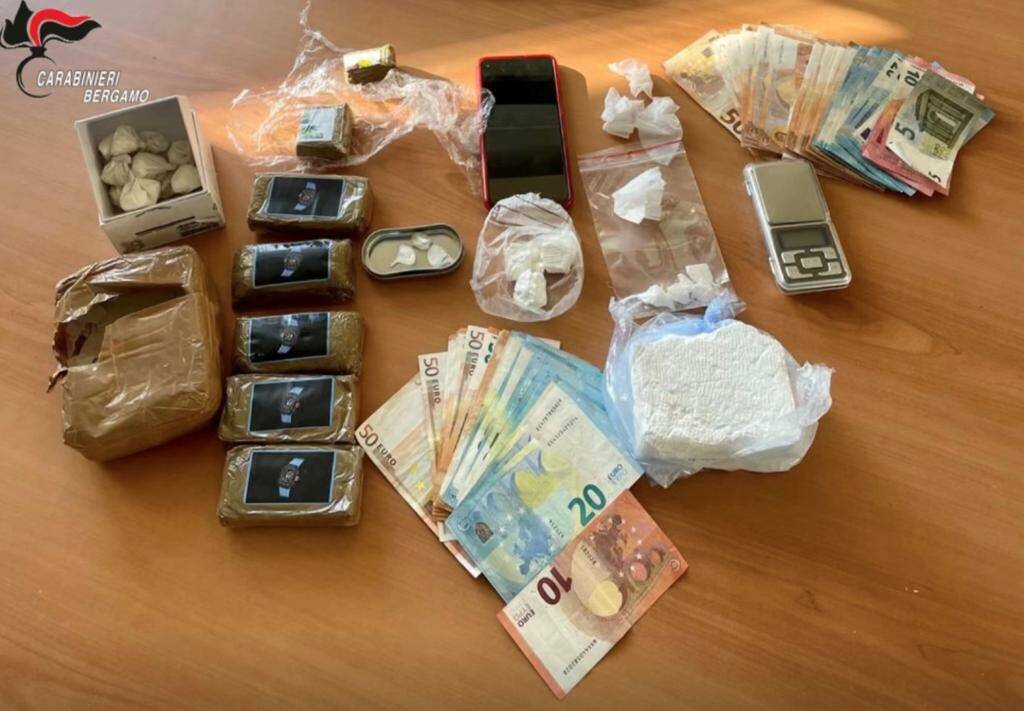 Bolgare, cocaina, hashish e contanti in auto e in casa: arrestato un 33enne