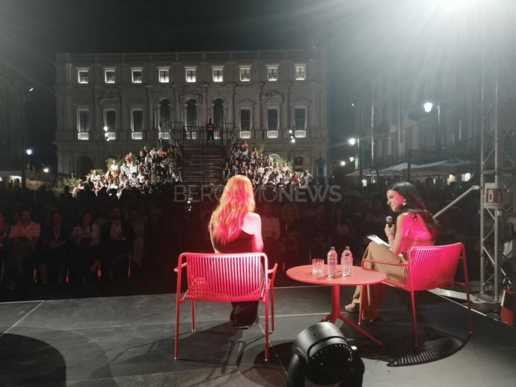 Noemi in Piazza Vecchia